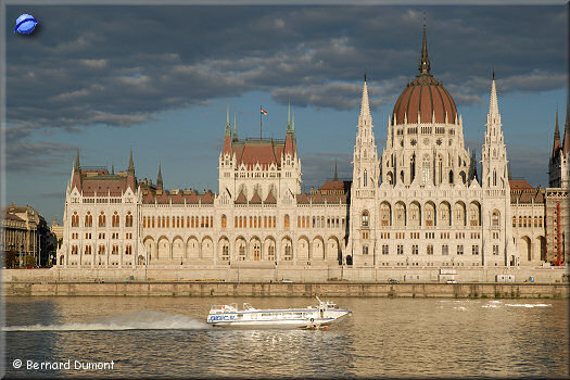 Budapest : a jetfoil in front of the Parliament