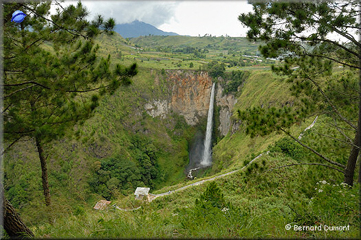 (Sumatra) Si Piso Piso waterfall, north of Lake Toba