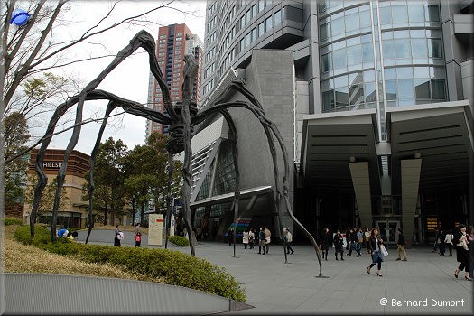 Tokyo, giant spider at Roppongi Hills ("Mummy", bronze by Louise Bourgeois)