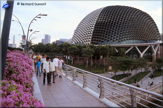 Singapore : in the background, the opera