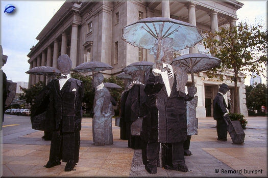 Singapore : stony-faced travelers under the rain